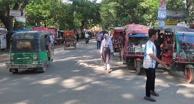 টাঙ্গাইলে ট্রাফিক ব্যবস্থা নিয়ন্ত্রণে শিক্ষার্থীরা