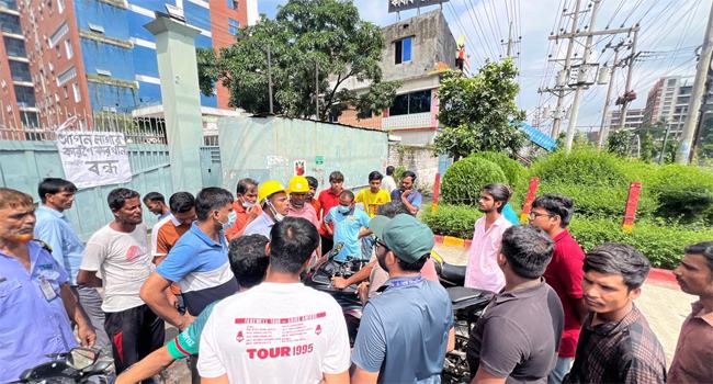 আশুলিয়ার কারখানা পাহারা, পরিচ্ছিন্নতা ও ট্রাফিক ব্যবস্থাপনায় শিক্ষার্থীরা