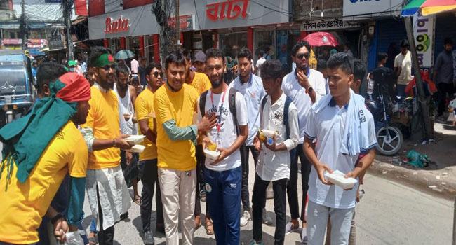 স্বেচ্ছাসেবীদের মাঝে ছাত্রশিবিরের উদ্যোগে দুপুরের খাবার প্রদান
