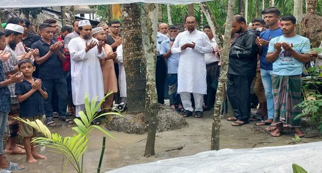 কোটা আন্দোলনে নিহত সুজন খানের কবর জিয়ারত করলেন জামাল
