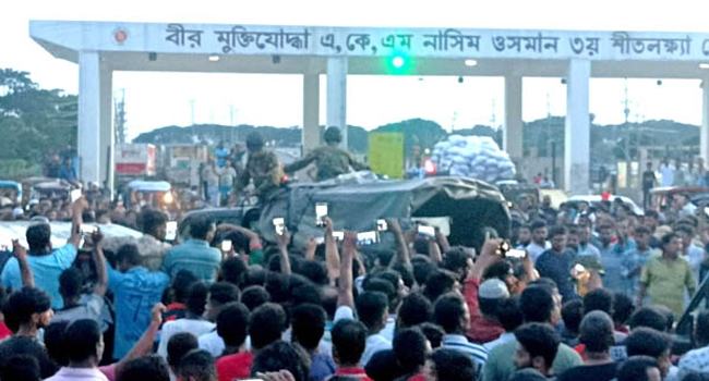 বন্দরে ডাকাত সন্দেহে আটক ৭, মাইক্রোবাসে আগুন