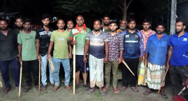 পাবনায় রাত জেগে মন্দির পাহারা দিচ্ছে ছাত্র-জনতা