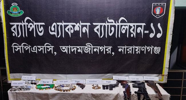 সিদ্ধিরগঞ্জ থানার লুট হওয়া বিপুল পরিমাণ অস্ত্র ও গুলি উদ্ধার