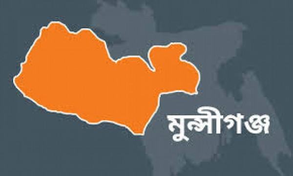 সিরাজদিখানে আ’লীগ নেতার নির্দেশে মন্দিরের সামনে বোমা ফাটিয়ে আতঙ্ক সৃষ্টি