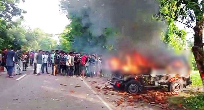 গোপালগঞ্জে আ’লীগের আগুনে পুড়ল সেনাবাহিনীর গাড়ি, আহত ১৫