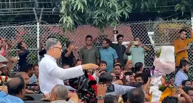দীর্ঘ ৯ বছর পর দেশে ফিরেছেন সালাউদ্দিন আহমেদ