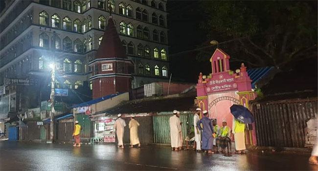 সম্প্রীতির বাংলাদেশ : রাত জেগে মন্দির-গির্জা পাহারা দিলো আলেমরা