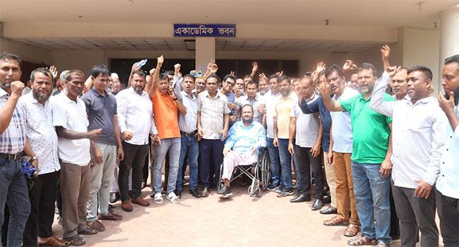 পুনর্বহালের দাবিতে জাতীয় বিশ্ববিদ্যালয়ে চাকুরিচ্যুত কর্মকর্তা-কর্মচারিদের সমাবেশ