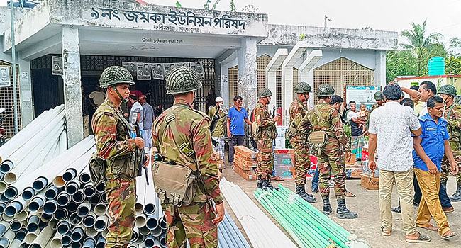 লুটপাটের ৫০ লাখ টাকার পণ্য করিমগঞ্জ থেকে উদ্ধার করল সেনাবাহিনী