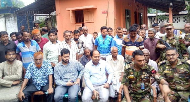 দিনাজপুরে নবাবগঞ্জে সেনাবাহিনীর মন্দির পরিদর্শন