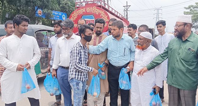 সিদ্ধিরগঞ্জে ট্রাফিকে থাকা শিক্ষার্থী ও আনসারদের মাঝে জামায়াতের খাদ্য বিতরণ