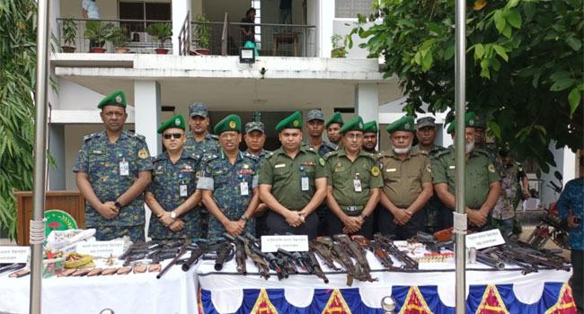 কুমিল্লায় লুট হওয়া পুলিশের ২৮ অস্ত্র ৬৬৭ রাউন্ড গুলি উদ্ধার