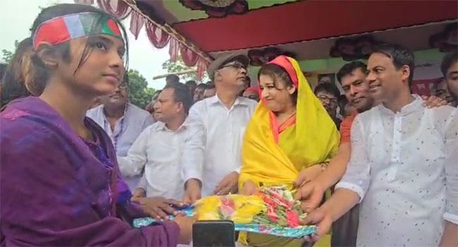 হিন্দুরা সংখ্যালঘু না, তারাও আমাদের মতোই আরেকজন : শামা ওবায়েদ