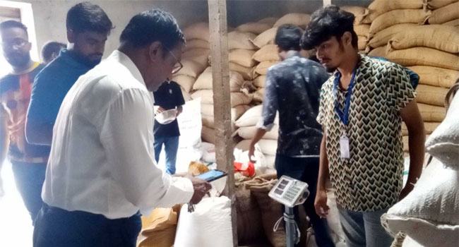 ফরিদপুরে শিক্ষার্থীদের বাজার মনিটরিং