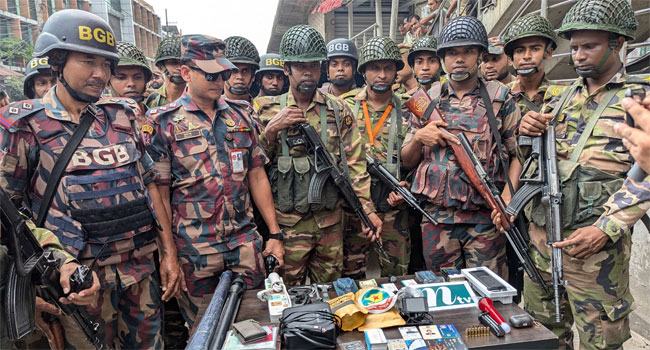 গাজীপুরে শিক্ষার্থীদের চাপা দিয়ে পালানোর সময় পুলিশ কর্মকর্তার গাড়ি জব্ধ