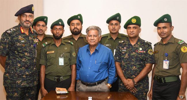 স্বরাষ্ট্র উপদেষ্টার সাথে সাক্ষাতের পর আনসার সদস্যদের আন্দোলন স্থগিত ঘোষণা