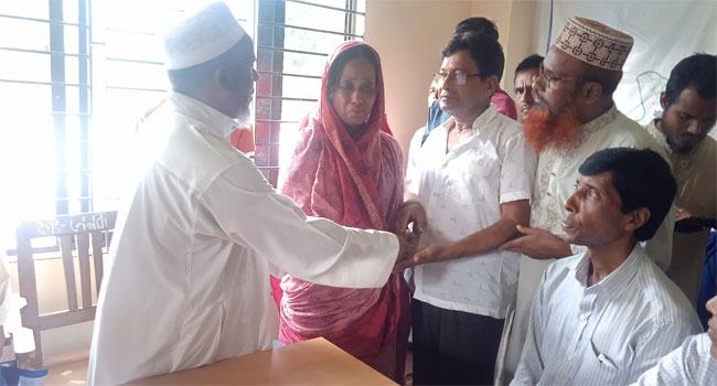 মোরেলগঞ্জে হিন্দু পরিবারকে জামায়াতের অর্থ সহায়তা