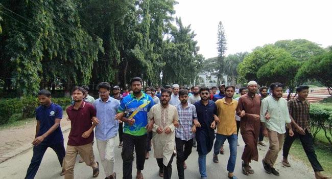 গণহত্যার বিচারসহ ৪ দাবিতে ইবি শিক্ষার্থীদের বিক্ষোভ