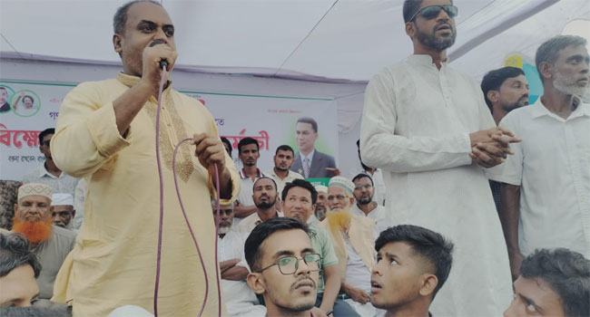 তালতলীতে বিএনপির সমাবেশ, মঞ্চে ওলামা লীগের সভাপতির আসন