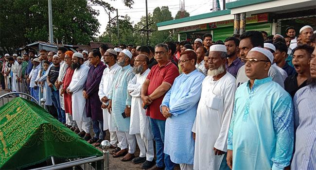 মিরসরাইয়ে যুবদল কর্মীর দাফন সম্পন্ন, খুনীদের শাস্তি দাবী