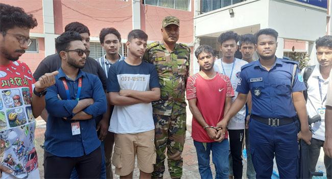 গজারিয়ায় বেক্সিমকো গাড়ি থেকে ৩ হাজার পিস ইয়াবা উদ্ধার করল ছাত্ররা