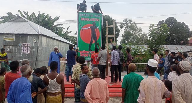ফুলবাড়ীতে শহীদ আবু সাঈদের ছবি সম্বলিত ব্যানারে শেখ হাসিনার নাম ফলক ঢেকে দিলেন শিক্ষার্থীরা