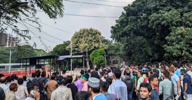 ধানমন্ডি ৩২ নম্বরে ছাত্র-জনতার দখলে