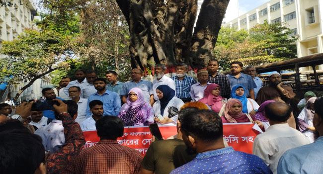বিএসএমএমইউতে ভিসির পদত্যাগের দাবিতে বিক্ষোভ