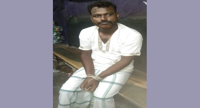 গলাচিপায় মূর্তি ভাঙতে এসে জনতার হাতে আটক