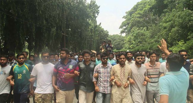 শেখ হাসিনার ফাঁসির দাবিতে ইবি শিক্ষার্থীদের বিক্ষোভ