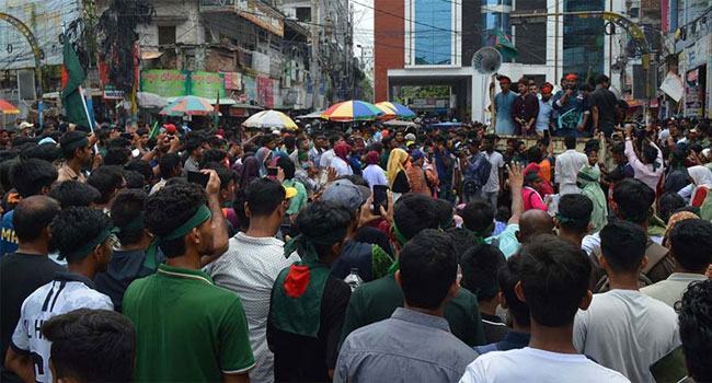 শিক্ষার্থীদের দখলে রাজশাহীর রাজপথ, শোক পালন করেননি কেউ