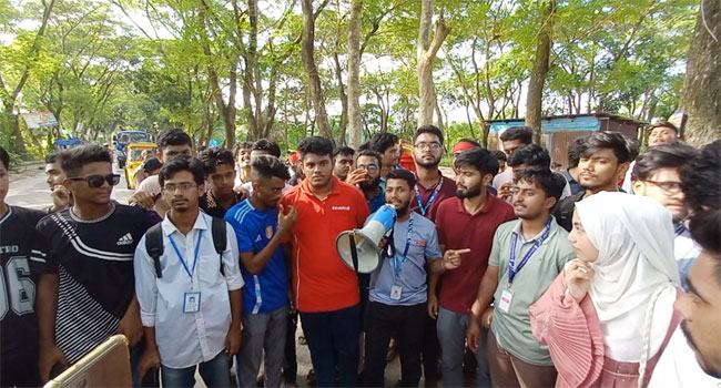 চাঁদপুর সেতু টোল বন্ধের দাবিতে আবারো শিক্ষার্থীদের বিক্ষোভ