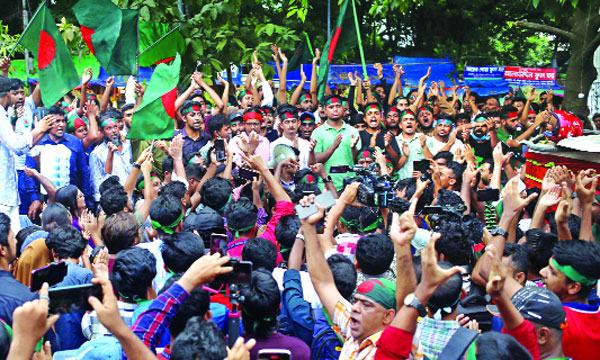 প্রতিবিপ্লব ঠেকাতে রাজধানীতে শিক্ষার্থীদের অবস্থান