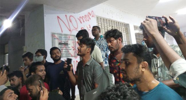 ছাত্রদলের প্রটোকলে ছাত্রলীগ নেতার জবি ক্যাম্পাসে প্রবেশ
