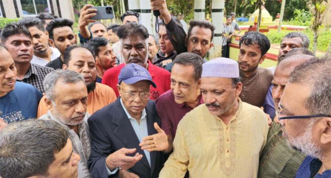 ফেনীর মহিপালে গণহত্যায় সব শহীদদের বাড়ি গেলেন মিন্টু