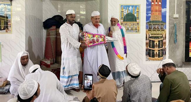 পাকুন্দিয়ায় ৩০ বছর ইমামতি শেষে বিদায় বেলায় সংবর্ধিত