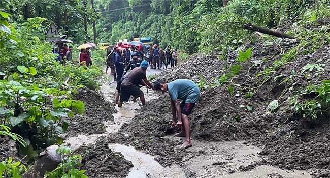 খাগড়াছড়িতে পাহাড় ধসে যান চলাচল বন্ধ