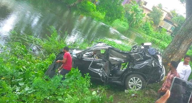 চান্দিনায় নিয়ন্ত্রণহীন মাইক্রোবাস খাদে পড়ে নিহত ৩, আহত ১