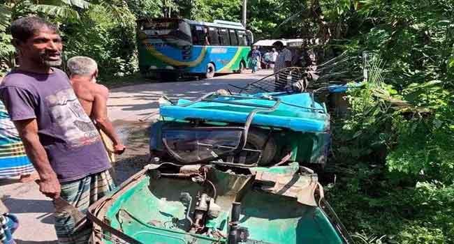মানিকগঞ্জে বাস-সিএনজির সংঘর্ষে নারী নিহত