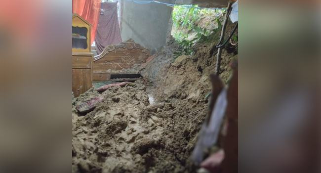 কক্সবাজারে পাহাড় ধসে একই পরিবারের ৩ জনের মৃত্যু