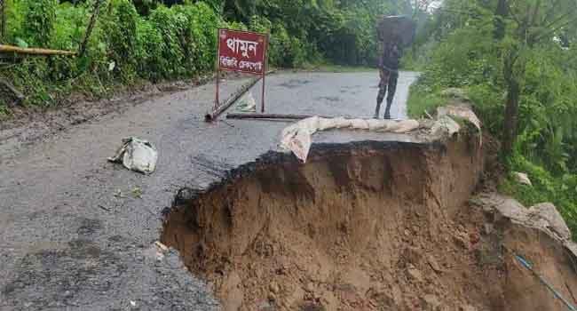 অতিবর্ষণে সড়ক ধস, রাঙ্গামাটি-ঘাগড়া-কাপ্তাই সড়কে যানচলাচল বন্ধ