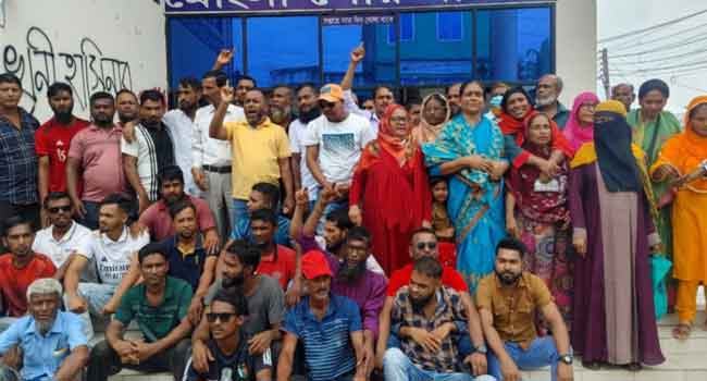 মোংলায় পৌর মেয়র-কাউন্সিলরদের অপসারণ দাবিতে অবস্থান কর্মসূচি-বিক্ষোভ