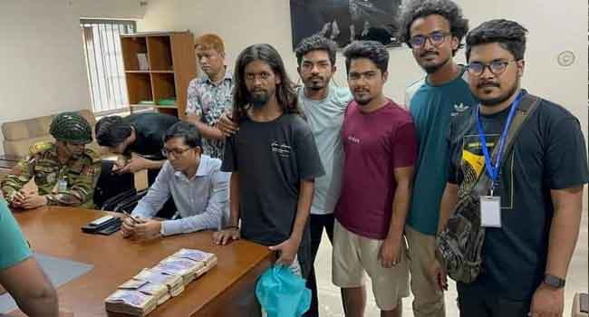 কুড়িয়ে পাওয়া ১৮ লাখ টাকার ব্যাগ থানায় জমা দিলেন শিক্ষার্থীরা