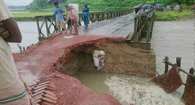 চকরিয়া ও পেকুয়ায় ভারী বর্ষণে নিম্নাঞ্চল প্লাবিত, সড়ক ধসে যোগাযোগ বিচ্ছিন্ন