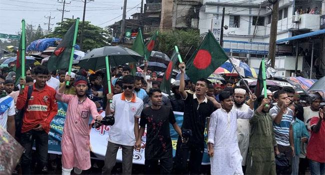 লোহাগাড়ায় অবৈধ জনপ্রতিনিধিদের পদত্যাগদাবিতে ছাত্রজনতার স্মারকলিপি