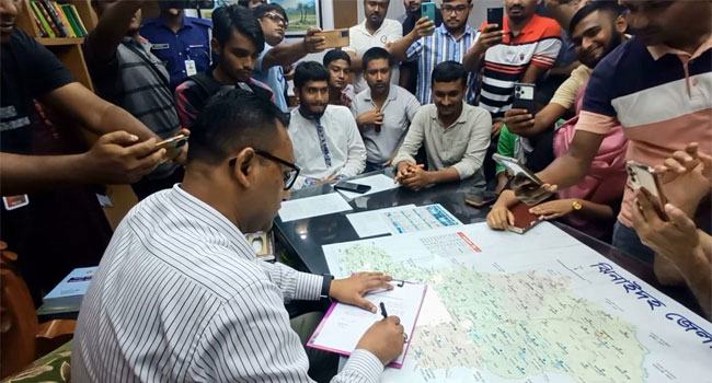ছাত্র আন্দোলনের মুখে ঝিনাইদহ ছাড়লেন জেলা প্রশাসক রফিকুল