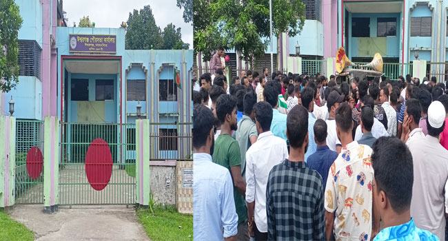 ঈশ্বরগঞ্জ পৌরসভা কার্যালয় ঘেরাও করে বিক্ষোভ