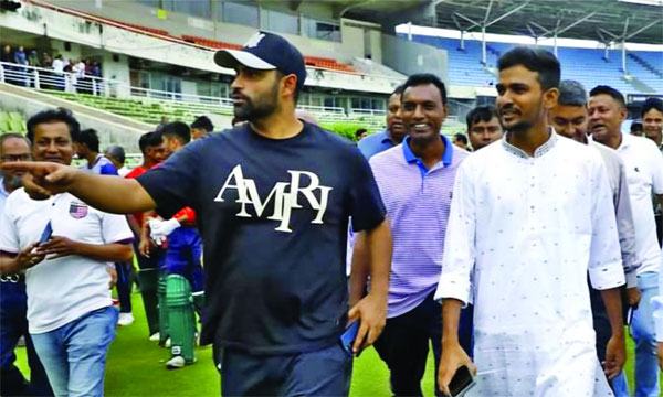 শেরেবাংলা স্টেডিয়ামে ক্রীড়া উপদেষ্টা