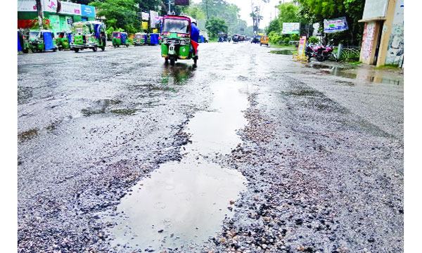 নোয়াখালী-লক্ষ্মীপুর আঞ্চলিক মহাসড়ক যেন মরণ ফাঁদ