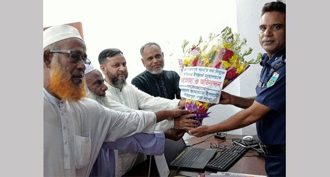 এনায়েতপুর থানা পুলিশকে ফুল দিয়ে বরণ করলেন জামায়াত নেতারা